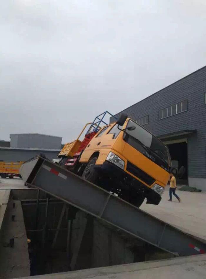 scissor lift truck